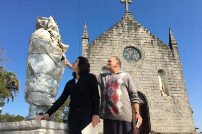 Estátua de Padre Pedro Rizzon será inaugurada domingo, em Criúva. Na foto: Estátua de Padre Pedro Rizzon será inaugurada domingo, em Criúva. Na foto: Cassia Margarete Ramos de Castilhos, 58 anos, e o presidente da Comissão Pró-Construção da estátua, Marcos Lorandi.