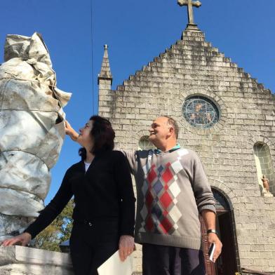 Estátua de Padre Pedro Rizzon será inaugurada domingo, em Criúva. Na foto: Estátua de Padre Pedro Rizzon será inaugurada domingo, em Criúva. Na foto: Cassia Margarete Ramos de Castilhos, 58 anos, e o presidente da Comissão Pró-Construção da estátua, Marcos Lorandi.