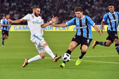  Real Madrids French forward Karim Benzema (L) is marked by Gremios Argentine defender Walter Kannemann (R) during their FIFA Club World Cup 2017 final football match at Zayed Sports City Stadium in the Emirati capital Abu Dhabi on December 16, 2017. / AFP PHOTO / KARIM SAHIBEditoria: SPOLocal: Abu DhabiIndexador: KARIM SAHIBSecao: soccerFonte: AFPFotógrafo: STF