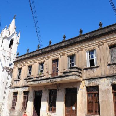  CAXIAS DO SUL, RS, BRASIL (21/03/2018). Casarão Finco. Marisa Finco, uma das herdeira, mostra a realidade do casarão Finco, que sofre com a deterioração pelo tempo e ataques de vândalos. Imóvel localiza-se ma Avenida Julio de Castilhos, bairro de Lourdes.  (Roni Rigon/Pioneiro).