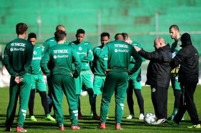  CAXIAS DO SUL, RS, BRASIL, 17/08/2018. Treino do Juventude no Estádio Alfredo Jaconi, antes da partida contra o Oeste. Na foto, o técnico Julinho Camargo (Diogo Sallaberry/Agência RBS)