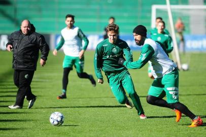  CAXIAS DO SUL, RS, BRASIL, 17/08/2018. Treino do Juventude no Estádio Alfredo Jaconi, antes da partida contra o Oeste. Na foto, o volante Bertotto marca o atacante Ricardo Jesus (Diogo Sallaberry/Agência RBS)