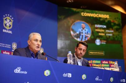 Convocação da Seleção Brasileira para os amistosos nos Estados Unidos. A Seleção jogará em setembro contra a Seleção da casa e El Salvador. Na foto, Tite chama Everton. Lucas Figueiredo/CBF