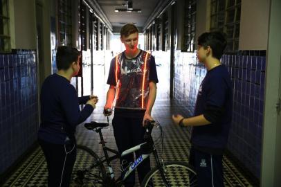  PORTO ALEGRE -RS - BR 18.08.2018Alunos do ensino médio do colégio Rosário, criaram um colete para ciclistas que utiliza energia renovável.Esq. Para direita:  Cauê Fagundes da Silva (16), João Pedro Storck Cabreira (15 anos),  e João Vitor Borges Ferreira ( 15 anos).FOTÓGRAFO: TADEU VILANI AGÊNCIARBS Editoria Sua Vida