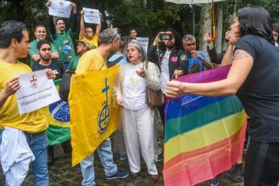 Manifestantes protestam no Rio contra exposição QueermuseuRJ - QUEERMUSEU/RIO/MANIFESTANTES - GERAL - Manifestantes de grupos como Movimento Brasil Livre (MBL), Liga Cristã e Templários da     Pátria participam neste sábado (18), no Parque Lage, na zona sul do Rio de Janeiro, de     protesto contra a exposição Queermuseu: Cartografias da Diferença na Arte Brasileira. A     mostra chega hoje ao Rio e depois de um percurso marcado por incidentes. Ficou apenas 26     dias em cartaz em Porto Alegre (RS) no ano passado; foi barrada no Museu de Arte do Rio     (MAR) pelo prefeito Marcelo Crivella (PRB); e mobilizou a classe artística da cidade em     torno de uma iniciativa de financiamento coletivo.      18/08/2018 - Foto: MARCELO FONSECA/ESTADÃO CONTEÚDOEditoria: GERALLocal: RIO DE JANEIROIndexador: MARCELO FONSECAFotógrafo: ESTADÃO CONTEÚDO