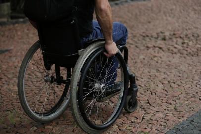  PORTO ALEGRE, RS, BRASIL, 14-06-2017: Teste de acessibilidade em diversos pontos centrais de Porto Alegre, com deficientes visuais e cadeirante. Na foto, Gabriel Folador - metroviário (FOTO FÉLIX ZUCCO/AGÊNCIA RBS, Editoria de Porto Alegre).