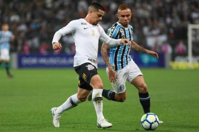 SÃO PAULO, SP - 18.08.2018: CORINTHIANS X GRÊMIO - Fágner e Everton durante o jogo entre Corinthians e Grêmio realizado na Arena Corinthians, Zona Leste de São Paulo. A partida é válida pela 19ª rodada do Campeonato Brasileiro 2018. (Foto: Ricardo Moreira/Fotoarena/Lancepress!)