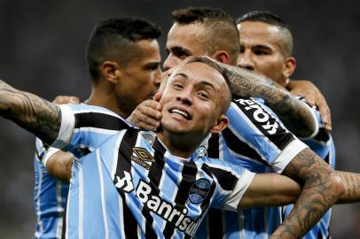 SÃO PAULO, SP - 18.08.2018: CORINTHIANS X GRÊMIO - Comemoração do primeiro gol do Grêmio, marcado por Everton durante o jogo entre Corinthians e Grêmio realizado na Arena Corinthians, Zona Leste de São Paulo. A partida é válida pela 19ª rodada do Campeonato Brasileiro 2018. (Foto: Marco Galvão/Fotoarena/Lancepress!)