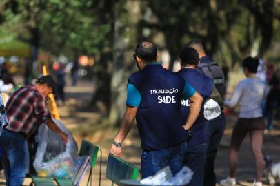  PORTO ALEGRE, RS, BRASIL, 19-10-2018. Fiscalização no Brique da Redenção. (OMAR FREITAS/AGÊNCIA RBS)