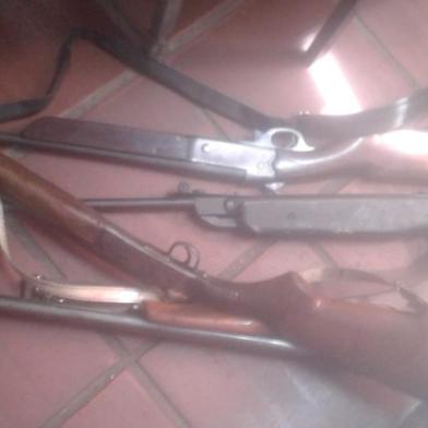  ARROIO DOS RATOS, RS, BRASIL, 19-08-2018. Armas apreendidas na casa em arroio dos ratos.(POLICIA CIVIL/DIVULGAÇÃO)  