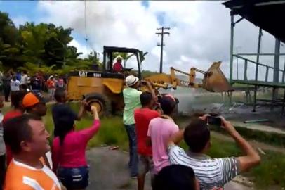 Moradores da cidade fronteiriça brasileira de Pacaraima, em Roraima, queimam pneus e pertences de imigrantes venezuelanos após atacarem os dois principais campos improvisados, levando-os a cruzar a fronteira de volta ao seu país natal em 18 de agosto de 2018. O Brasil enviará tropas para a fronteira com a Venezuela.