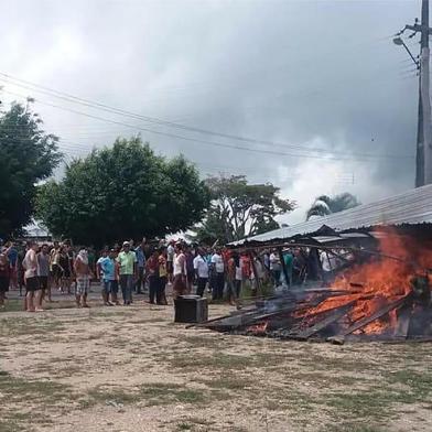 Moradores da cidade fronteiriça brasileira de Pacaraima, em Roraima, queimam pneus e pertences de imigrantes venezuelanos após atacarem os dois principais campos improvisados, levando-os a cruzar a fronteira de volta ao seu país natal em 18 de agosto de 2018. O Brasil enviará tropas para a fronteira com a Venezuela.