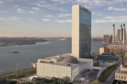 NPSede da ONU em Nova York**FILE** The United Nations headquarters is seen in this view looking south along New Yorks East River in this Sept. 5, 2005 file photo. A $1-billion, seven-year renovation of the aging United Nations headquarters will start this fall, according to Skanska AB, the Swedish construction company that said Friday, July 27, 2007 it had won the bid to manage the project. (AP Photo/Michael Kim, file) Fonte: AP Fotógrafo: MICHAEL KIM