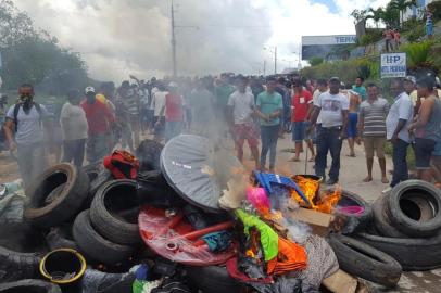 Moradores da cidade fronteiriça brasileira de Pacaraima, em Roraima, queimam pneus e pertences de imigrantes venezuelanos após atacarem os dois principais campos improvisados, levando-os a cruzar a fronteira de volta ao seu país natal em 18 de agosto de 2018. O Brasil enviará tropas para a fronteira com a Venezuela.