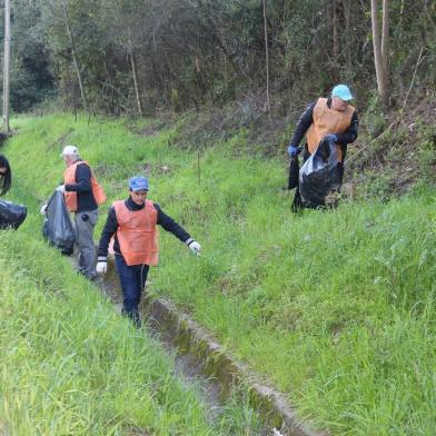 Voluntários recolhem 15 toneladas de lixo da BR-470, em Garibaldi