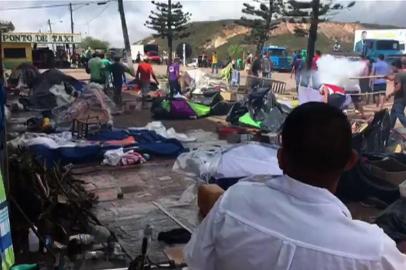  Screen grab taken from a AFP video showing residents of the Brazilian border town of Pacaraima destroying belongings of Venezuelans immigrants during an attack at their two main makeshift camps which led them to cross the border back into their home country on August 18, 2018.Brazil will send troops to its border with Venezuela on Monday after residents of Pacaraima drove out Venezuelan immigrants from their improvised camps, amid growing regional tensions. Tens of thousands of Venezuelans have crossed the border into Brazil over the past three years as they seek to escape the economic, political and social crisis gripping their country. / AFP PHOTO / Isac DANTESEditoria: POLLocal: PacaraimaIndexador: ISAC DANTESSecao: diplomacyFonte: AFPFotógrafo: STR