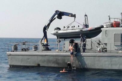 Uma turista britânica, que caiu de um cruzeiro que se dirigia da Croácia para Veneza, foi encontrada viva e em boas condições de saúde após permanecer dez horas nas águas do Mar Adriático.