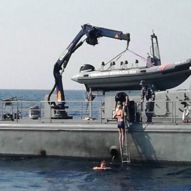 Uma turista britânica, que caiu de um cruzeiro que se dirigia da Croácia para Veneza, foi encontrada viva e em boas condições de saúde após permanecer dez horas nas águas do Mar Adriático.