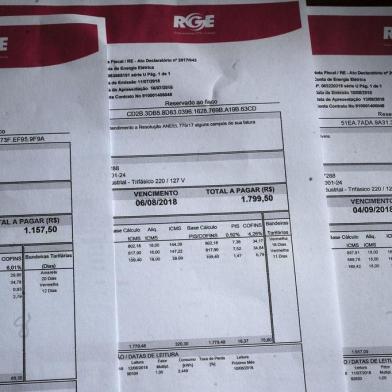  CAXIAS DO SUL, RS, BRASIL, 20/08/2018 - Os reajustes de luz da RGE chegaram ao bolso do consumidor e muitos estão revoltados. Enquanto isso a CPFL (as distribuidoras RGE e RGE Sul, que atendem 373 municípios gaúchos, pertencem ao Grupo CPFL) anunciou lucro de R$ 265% no segundo trimestre do ano. (Marcelo Casagrande/Agência RBS)