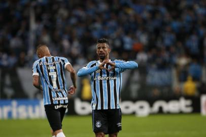  PORTO ALEGRE, RS, BRASIL, 01.08.2018. Grêmio enfrenta o Flamengo em partida válida pelas quartas de final da Copa do Brasil 2018, na Arena. Na foto, atacante Luan (de costas) comemora gol marcado com o lateral Leo Moura.Foto: André Ávila/Agência RBS