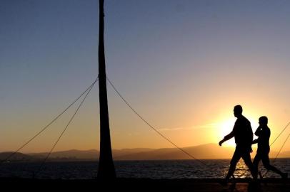  pôr-do-sol na beira-mar norte onde muitos moradors e turistas fazem caminhadas e exercícios fisicos                  