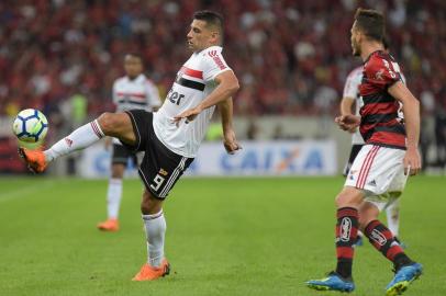 FLAMENGO X SÃO PAULO RJ - BRASILEIRÃO/FLAMENGO X SÃO PAULO  - ESPORTES - Renê (D), do Flamengo, disputa lance com Diego Souza, do São Paulo, em partida válida   pela 13ª rodada do Campeonato Brasileiro 2018, realizado no Estádio Jornalista Mário   Filho (Maracanã), na zona norte do Rio de Janeiro, nesta quarta-feira (18).   18/07/2018 - Foto: THIAGO RIBEIRO/AGIF/ESTADÃO CONTEÚDOEditoria: ESPORTESLocal: RIO DE JANEIROIndexador: THIAGO RIBEIROFonte: www.agif.com.brFotógrafo: AGIF