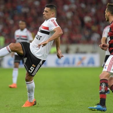 FLAMENGO X SÃO PAULO RJ - BRASILEIRÃO/FLAMENGO X SÃO PAULO  - ESPORTES - Renê (D), do Flamengo, disputa lance com Diego Souza, do São Paulo, em partida válida   pela 13ª rodada do Campeonato Brasileiro 2018, realizado no Estádio Jornalista Mário   Filho (Maracanã), na zona norte do Rio de Janeiro, nesta quarta-feira (18).   18/07/2018 - Foto: THIAGO RIBEIRO/AGIF/ESTADÃO CONTEÚDOEditoria: ESPORTESLocal: RIO DE JANEIROIndexador: THIAGO RIBEIROFonte: www.agif.com.brFotógrafo: AGIF