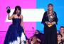 Camila Cabello é o grande destaque do VMA 2018 e recebe prêmio das mãos de Madonna