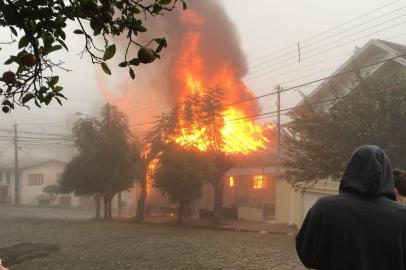 Uma casa de madeira ficou completamente destruída em um incêndio na manhã desta terça-feira no bairro Rio Branco, em Caxias do Sul. Uma idosa estava no local, mas conseguiu sair a tempo e não se feriu.