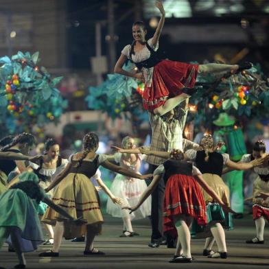  CAXIAS DO SUL, RS, BRASIL, 16/02/2012. Desfile da 29ª Festa Nacional da Uva, Festa da Uva 2012, Uva, cor, ação - A safra da vida na magia das cores. O desfile é realizado na rua Sinimbu, entre as ruas Andrade Neves e Dr. Montaury. (Juan Barbosa / PIONEIRO)Indexador:                                 