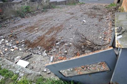 GARIBALDI, RS, BRASIL, 15/08/2018Garibaldi e Bento Gonçalves enfrentam onda de violência por causa do tráfico de drogas.Na foto, terreno onde havia casa usada para o tráfico de drogas que foi incendiada neste ano. (Lucas Amorelli/Agência RBS)