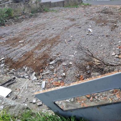 GARIBALDI, RS, BRASIL, 15/08/2018Garibaldi e Bento Gonçalves enfrentam onda de violência por causa do tráfico de drogas.Na foto, terreno onde havia casa usada para o tráfico de drogas que foi incendiada neste ano. (Lucas Amorelli/Agência RBS)