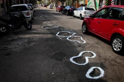  PORTO ALEGRE, RS, BRASIL, 16-08-2018: Buracos sinalizados na rua Lopo Gonçalves, no bairro Cidade Baixa. (Foto: Mateus Bruxel / Agência RBS)