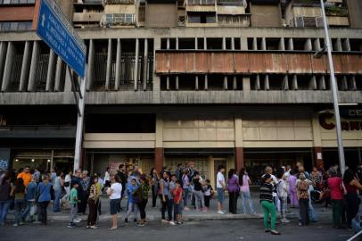  People wait in the streets after evacuating buildings in Caracas on August 21, 2018 following a 7.0-magnitude earthquake that struck in the Venezuelan northeastern state of Sucre according to the US Geological Survey.Venezuelas seismology institute recorded a 6.3 magnitude quake that caused panic, but there were no initial reports of victims or damage. / AFP PHOTO / Federico PARRAEditoria: DISLocal: CaracasIndexador: FEDERICO PARRASecao: earthquakeFonte: AFPFotógrafo: STF