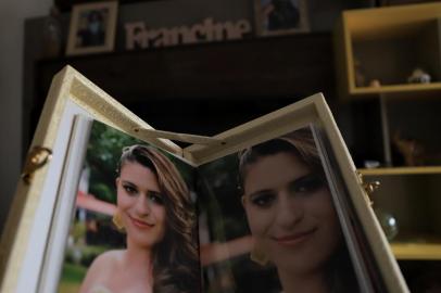  VERA CRUZ, RS, BRASIL, 22/08/2018: Crime no Parque Lago Dourado. Investigação da morte da jovem Francine Rocha Ribeiro. Na foto, recordações na casa da mãe dela, Eronilda Machado.(FOTOGRAFO: CARLOS MACEDO / AGENCIA RBS)