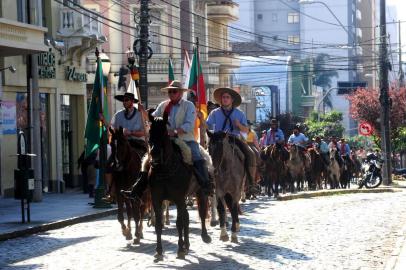  CAXIAS DO SUL, RS, BRASIL (20/09/2017). Cavalgada Farroupilha. Cavalarianos caxienses realizam cavalgada no itinerário que saiu do  Monumento ao Imigrante e passou pela  Praça Dante, São Pelegrino e Parque da Festa da Uva. Semana Farroupilha 2017. (Roni Rigon/Pioneiro).