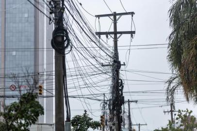  PORTO ALEGRE, RS, BRASIL, 22/08/2018 : Av. Borges de Medeiros, esquina do Trend City Center e cruzamento com Ipiranga.  CAOS DE FIOS: CEEE vai arrancar os fios das concessionárias de telefonia que não organizaram a instalação - a ideia é diminuir o amontoado e os transtornos. (Omar Freitas/Agência RBS)Indexador: Carlos Macedo