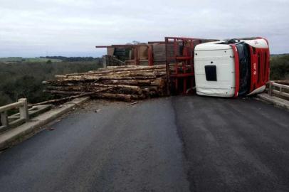 PANTANO GRANDE, 23/08/2018, Caminhão tomba e bloqueia ponte na BR-290