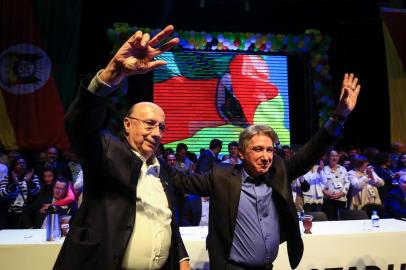 PORTO ALEGRE, RS, BRASIL, 05-08-2018: Candidatos Henrique Meirelles e Germano Rigotto. Convenção do MDB, no teatro Dante Barone da Assembleia Legislativa do RS, oficializa a candidatura do governador do RS, José Ivo Sartori, à reeleição pelo partido. No evento, também foi aclamado o ex-governador Germano Rigoto como vice na chapa que concorre à presidência pelo MDB, ao lado de Henrique Meirelles. (Foto: Mateus Bruxel / Agência RBS)