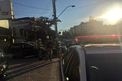  PORTO ALEGRE -Depois de roubar um carro na Rua Barão do Amazonas, próximo à Rua Felizardo,  na zona leste, na tarde de 23 de agosto, criminosos trocaram tiros com a Brigada Militar.