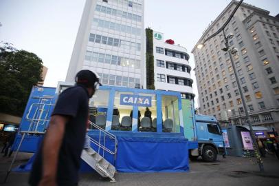  PORTO ALEGRE, RS, BRASIL, 23-08-2018: Caminhão agência-móvel da Caixa, estará no Largo Glênio Peres para renegociação de dívidas (FOTO FÉLIX ZUCCO/AGÊNCIA RBS, Editoria de Notícias).