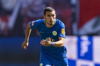  Wolfsburg´s Brazilian defender William plays the ball during the German first division Bundesliga football match between RB Leipzig and VfL Wolfsburg in Leipzig, eastern Germany on May 5, 2018.  / AFP PHOTO / ROBERT MICHAEL / RESTRICTIONS: DURING MATCH TIME: DFL RULES TO LIMIT THE ONLINE USAGE TO 15 PICTURES PER MATCH AND FORBID IMAGE SEQUENCES TO SIMULATE VIDEO. == RESTRICTED TO EDITORIAL USE == FOR FURTHER QUERIES PLEASE CONTACT DFL DIRECTLY AT + 49 69 650050Editoria: SPOLocal: LeipzigIndexador: ROBERT MICHAELSecao: soccerFonte: AFPFotógrafo: STR