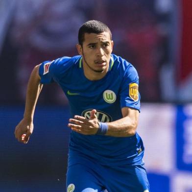  Wolfsburg´s Brazilian defender William plays the ball during the German first division Bundesliga football match between RB Leipzig and VfL Wolfsburg in Leipzig, eastern Germany on May 5, 2018.  / AFP PHOTO / ROBERT MICHAEL / RESTRICTIONS: DURING MATCH TIME: DFL RULES TO LIMIT THE ONLINE USAGE TO 15 PICTURES PER MATCH AND FORBID IMAGE SEQUENCES TO SIMULATE VIDEO. == RESTRICTED TO EDITORIAL USE == FOR FURTHER QUERIES PLEASE CONTACT DFL DIRECTLY AT + 49 69 650050Editoria: SPOLocal: LeipzigIndexador: ROBERT MICHAELSecao: soccerFonte: AFPFotógrafo: STR