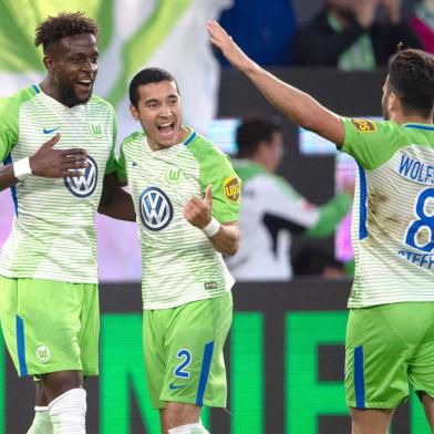  Wolfsburg's Divock Origi celebrates with teammates William and Renato Steffen after scoring a goal during their first leg of the relegation play-off Bundesliga football match VfL Wolfsburg vs. Holstein Kiel on May 17, 2018 in Wolfsburg. / AFP PHOTO / dpa / Swen Pförtner / Germany OUT / RESTRICTIONS: DURING MATCH TIME: DFL RULES TO LIMIT THE ONLINE USAGE TO 15 PICTURES PER MATCH AND FORBID IMAGE SEQUENCES TO SIMULATE VIDEO. == RESTRICTED TO EDITORIAL USE == FOR FURTHER QUERIES PLEASE CONTACT DFL DIRECTLY AT + 49 69 650050 Editoria: SPOLocal: WolfsburgIndexador: SWEN PFORTNERSecao: soccerFonte: dpaFotógrafo: STR