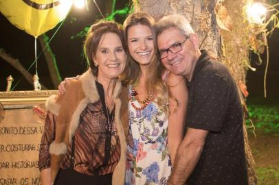 Formatura de Constance Oderich, na Ilha das Flores. Na foto, com os pais Valdete e Marcos Oderich