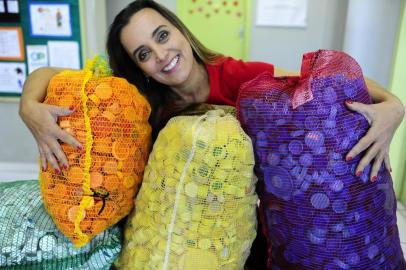  PORTO ALEGRE,RS,BRASIL.2018-08-06.Programa de arrecadação de tampinhas plásticas beneficia a Acompar.Na foto.Simara Souza Coordenadora do Tampinha Legal.(RONALDO BERNARDI/AGENCIA RBS).