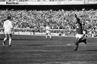 Inauguração do Estádio Beira-Rio, em 6 de abril de 1969.Claudiomiro - camisa 9 - golInternacional x Benfica#envelope: 56179*OBS CDI: não foi possível identificar o fotógrafo no envelope original de negativos.