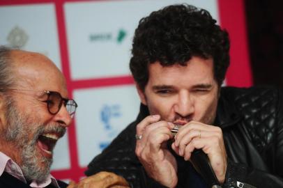  GRAMADO, RS, BRASIL, 24/08/2018. Cobertura do 46º Festival de Cinema de Gramado. Elenco e equipe do filme 10 Segundos para Vencer, de José Alvarenga Jr., participam de entrevista coletiva. Na foto, o ator Osmar Prado e o ator Daniel de Oliveira. (Diogo Sallaberry/Agência RBS)