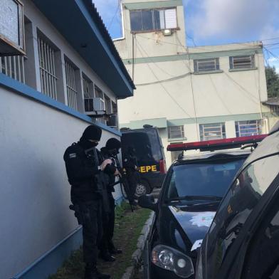 Assaltante Tiago Rafael Legis Ferreira, o Mochilão, é transferido de Bagé para Charqueadas.