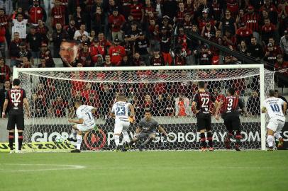 CURITIBA, PR - 25.08.2018: ATLÉTICO PR X GRÊMIO - Cícerocero de pênalti abre o placar em Curitiba durante Atlético PR x Grêmio, partida válida pela 21ª rodada da Série A do Campeonato Brasileiro 2018. Arena da Baixada, Curitiba PR. (Foto: Guilherme Artigas/Fotoarena/Lancepress!)